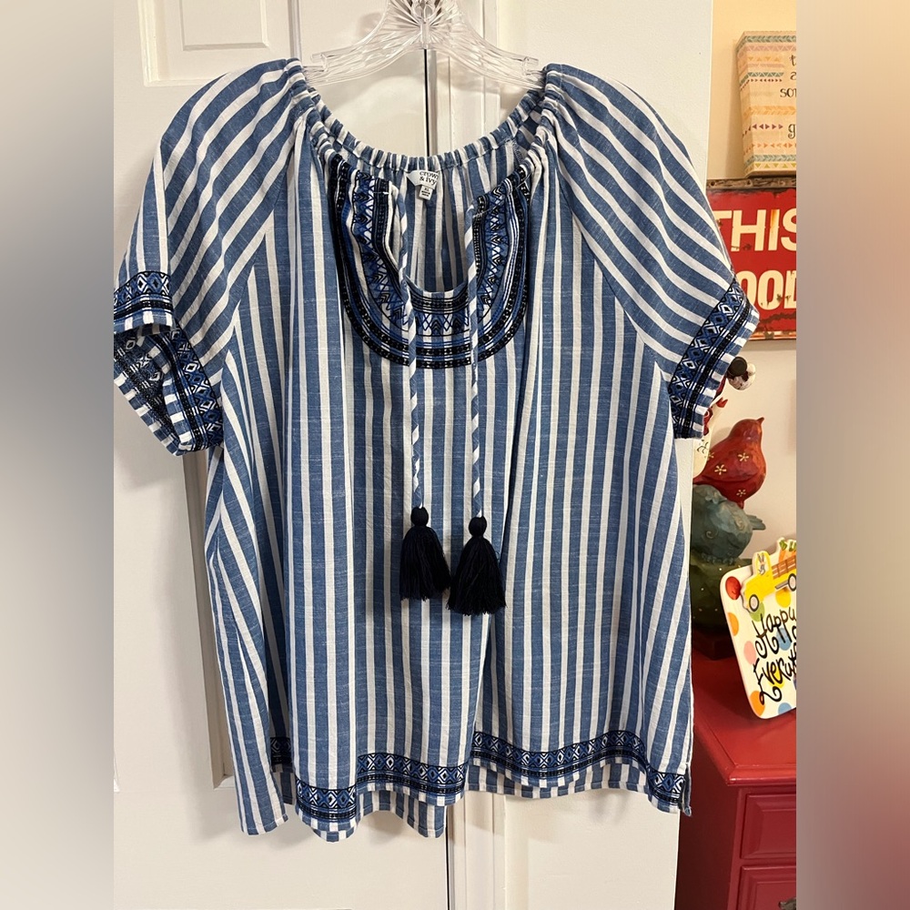 Crown & Ivy fun and comfortable top!  Size XL like new♥️